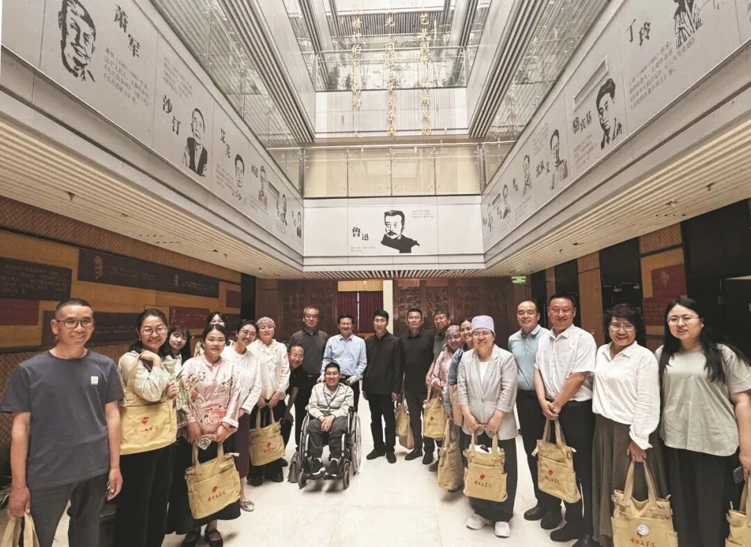 西海固作家活动日上，作家们参观鲁迅文学院