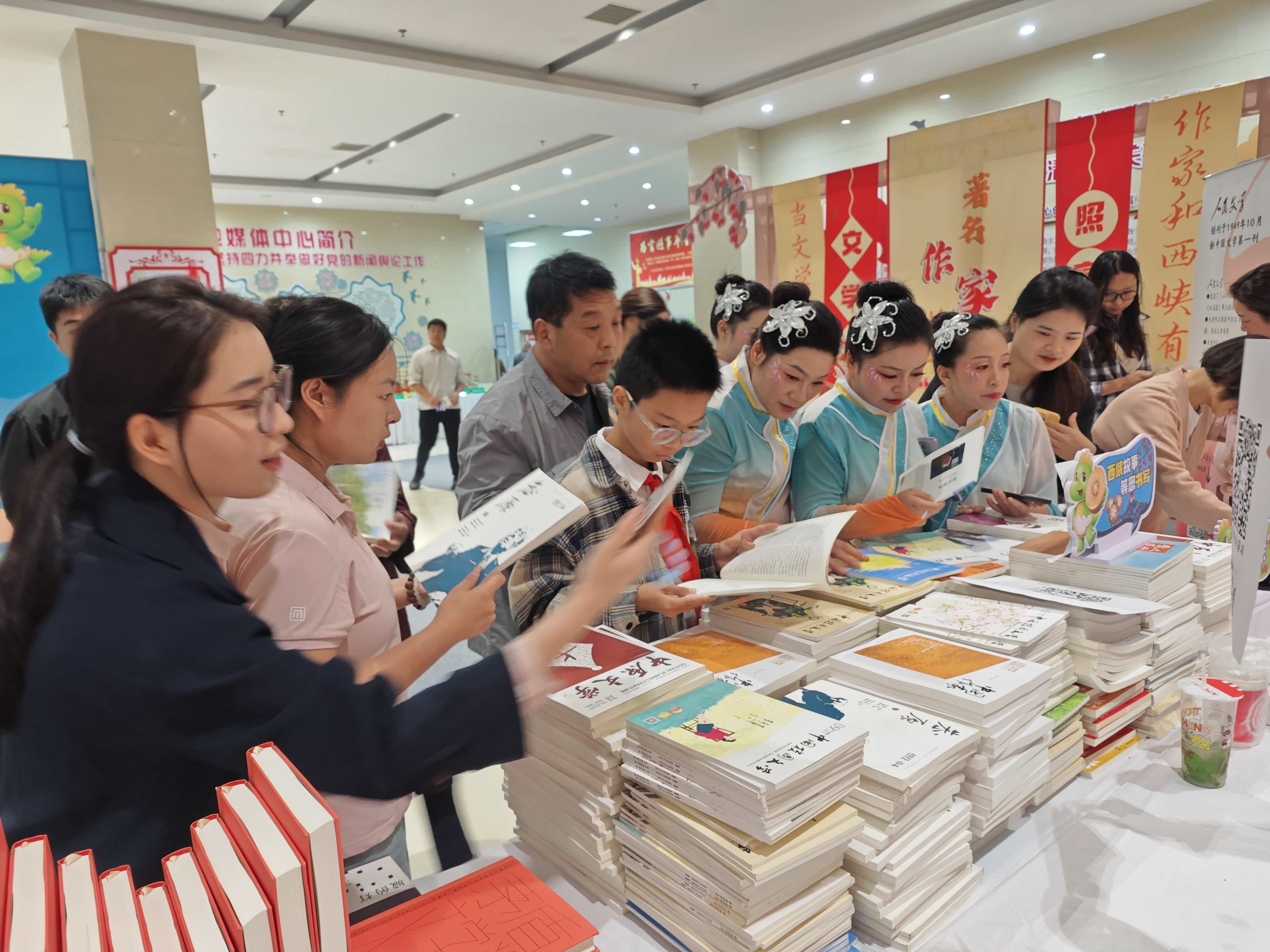 名家西峡行 文学抵基层