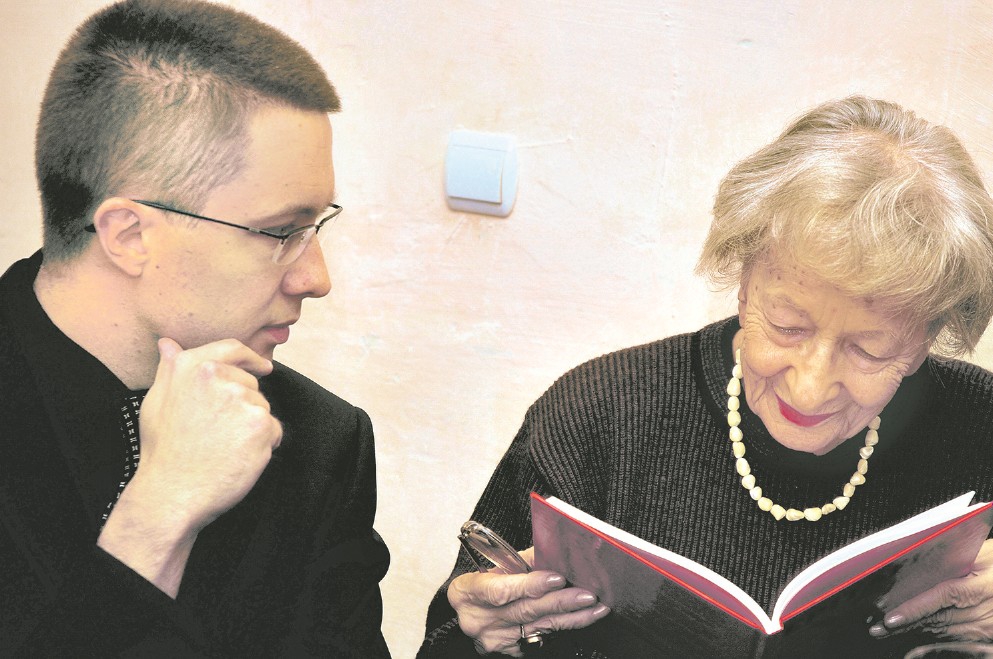 2005年辛波斯卡（右）与本书作者鲁西内克