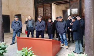 采风团一行在小布镇革命旧居旧址群参观