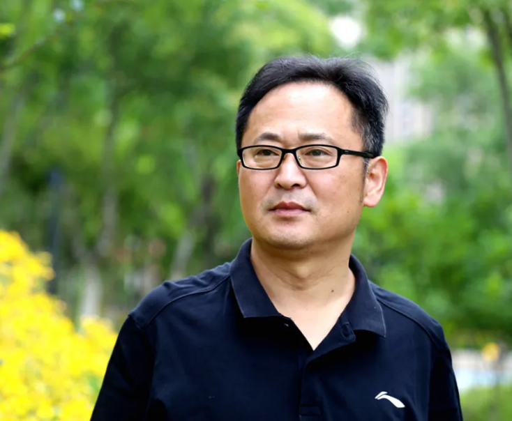 张 琳，安徽砀山人，中国作家协会会员，安徽文学院第五届签约作家。作品散见于《小说选刊》《中篇小说选刊》《微型小说选刊》等。文学编辑，获第二十一届百花文学奖编辑奖等。