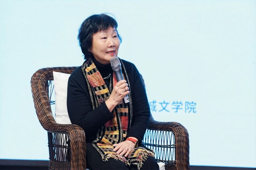 穿着西装笔挺的男子坐在椅子上

AI 生成的内容可能不正确。