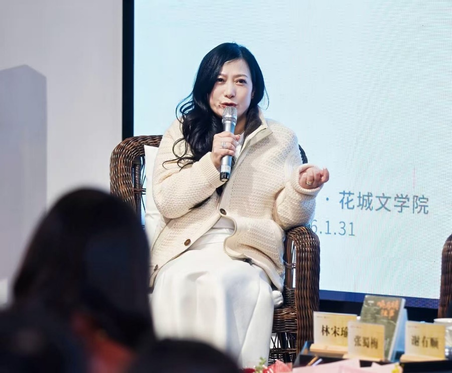 女人坐在椅子上

AI 生成的内容可能不正确。