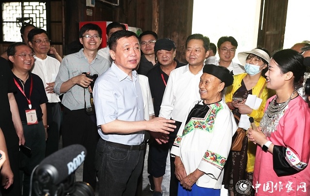 中国作协组织作家赴十八洞村参观学习