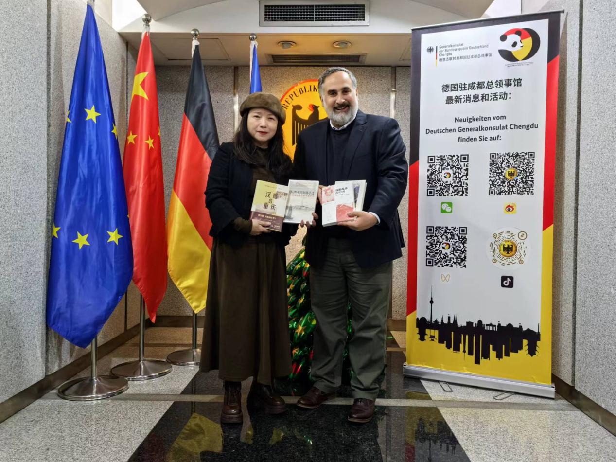 德国驻成都总领事密安龙接受赠书
