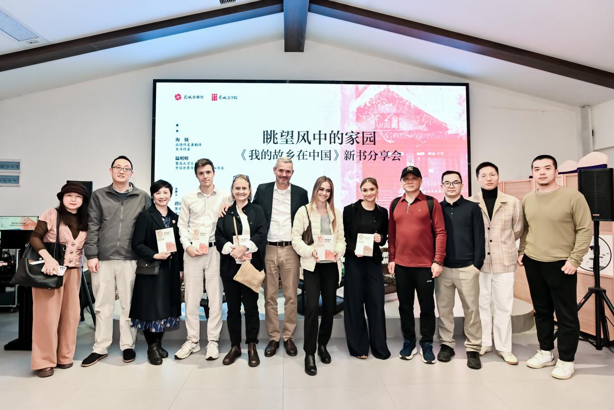 海娆、温明明、唐诗人等与多洛丝后人一行合影