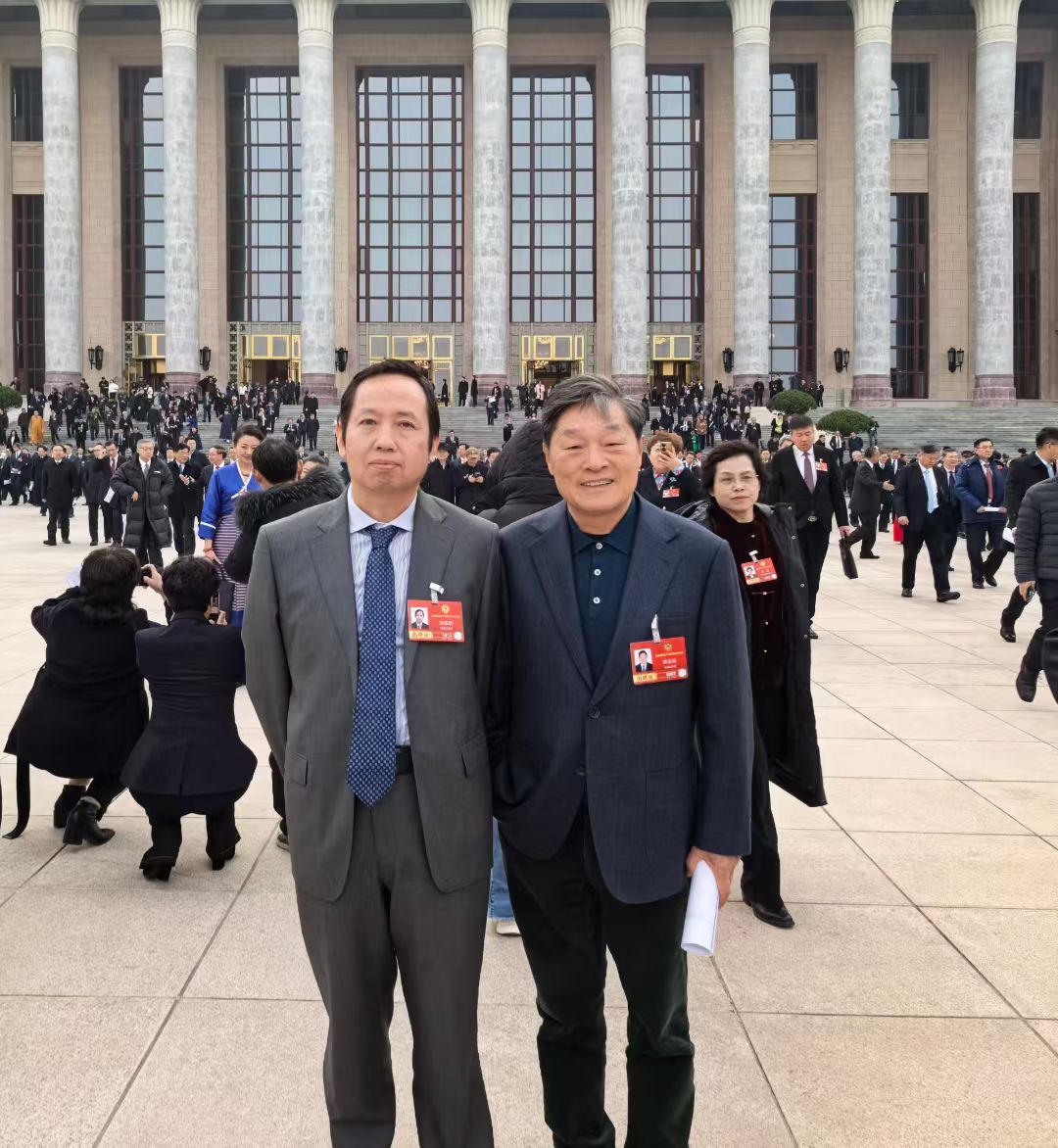 全国政协委员、北京十月文艺出版社总编辑韩敬群，全国政协委员、湖北省文联名誉主席熊召政