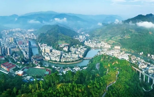 触摸时代脉搏，笔墨扎根人间——中国作协著名作家抵达文学“县”场之马边走笔