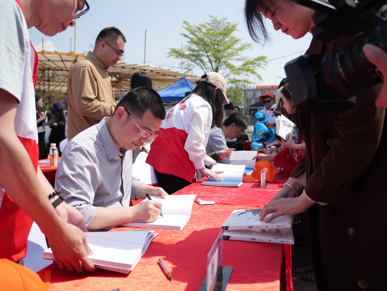 “著名作家抵达文学‘县’场”活动在广东江门开平启动