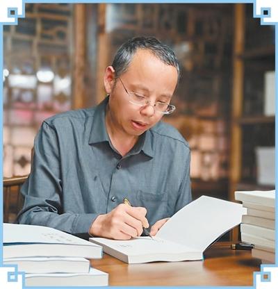 欧阳黔森在为读者签书。  　　受访者供图