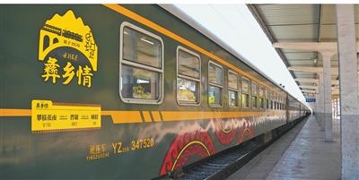 　停靠在西昌南站的小慢车。  　　田维鹏摄