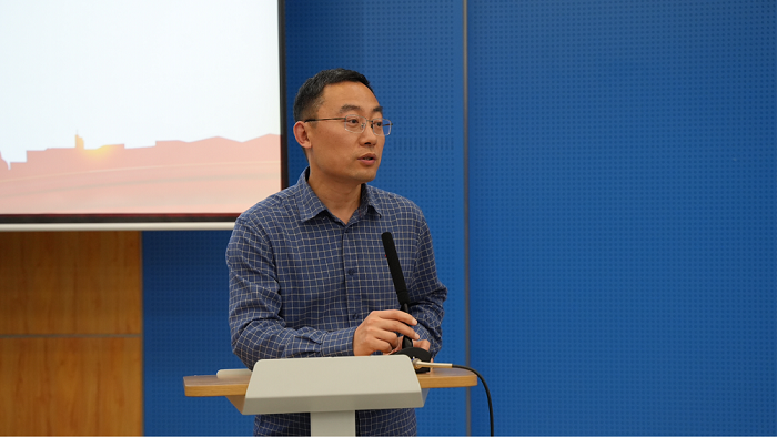 韩松刚宣读毕飞宇的致辞