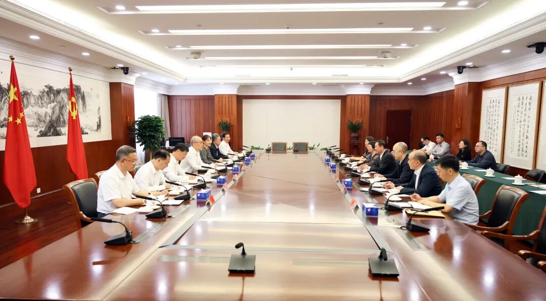 5月13日，最高人民法院党组书记、院长张军与中国作协主席、党组书记张宏森一行座谈。