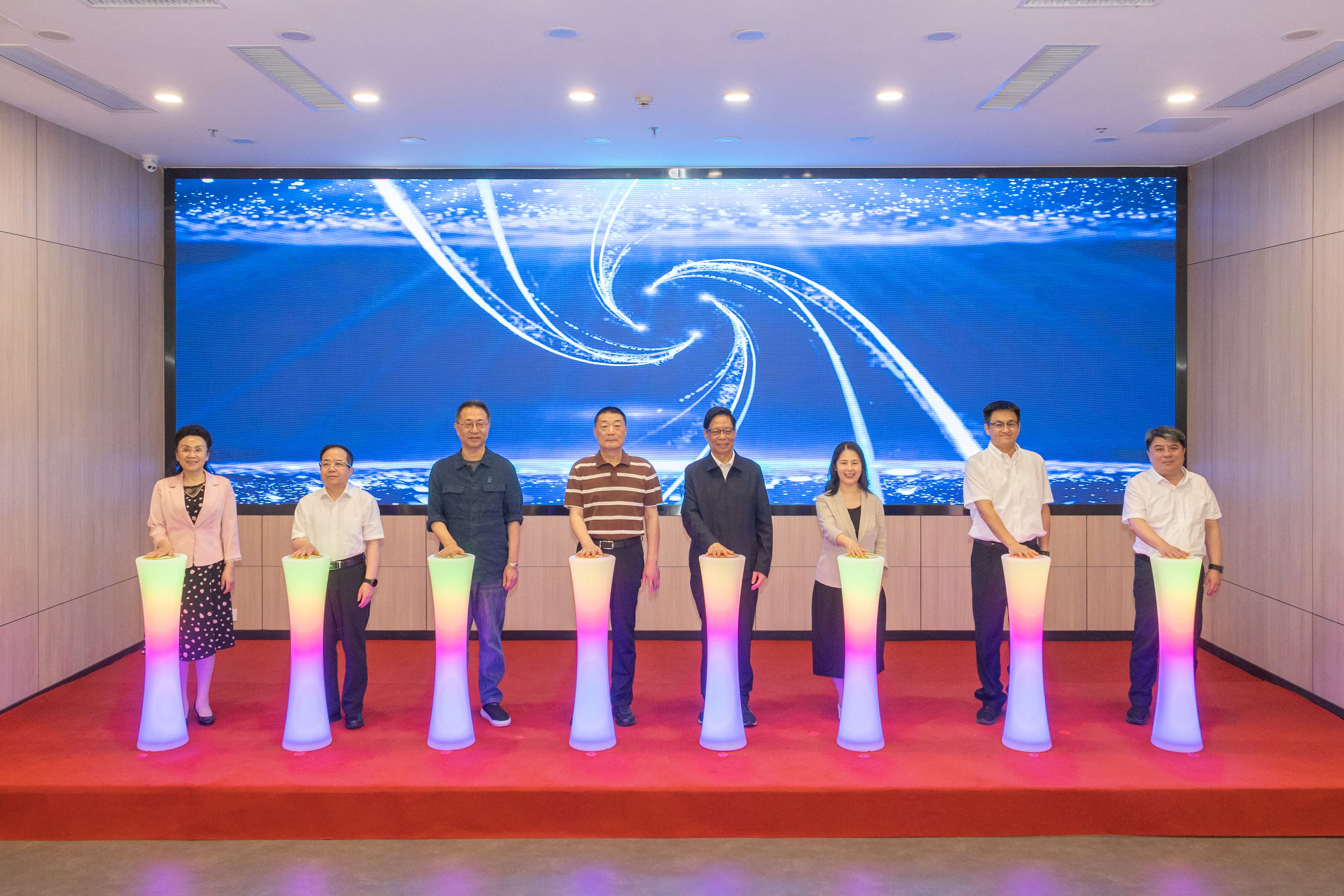 徐贵祥、李一鸣、张帆、李东河、黄建雄、鄢萍、付秀莹、陈登峰共同上台按下启动器