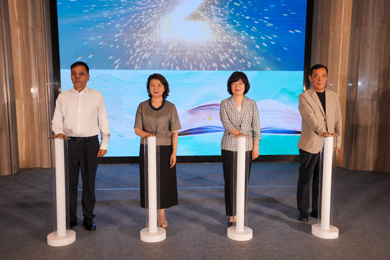 包宏烈（左二）、单红（左三）、李宽（左一）以及特邀嘉宾老藤，共同为“汇聚文学之光 照亮时代梦想——2026年陕西文学周”启幕。