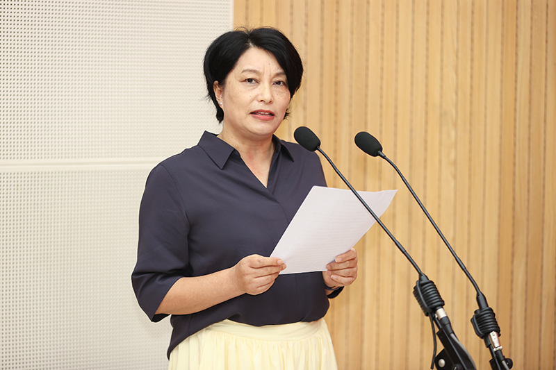 自由撰稿人龚房芳发言