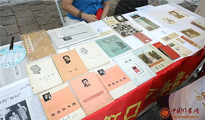 “遇见大先生”鲁迅文创市集上展示的鲁迅图书
