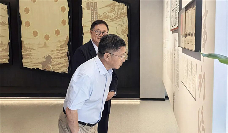 作家们参观上海文学馆