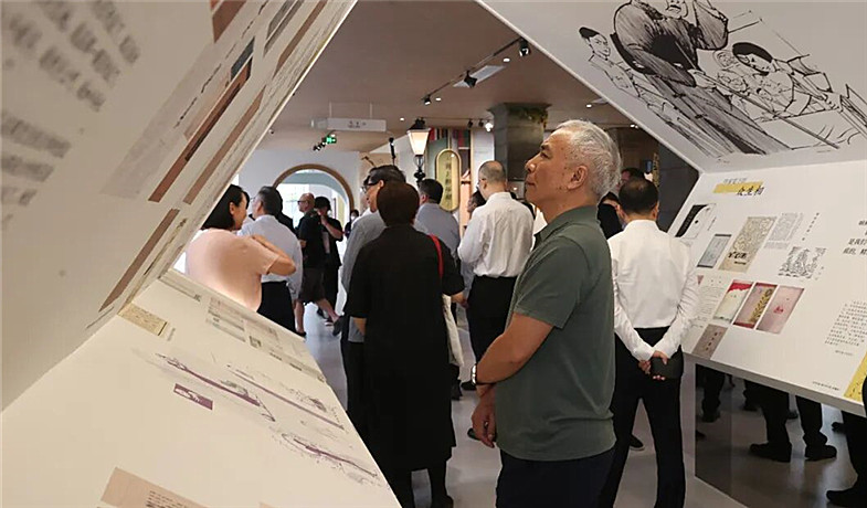 作家们参观上海文学馆