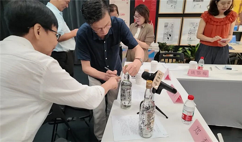 廖子馨请小白在酒瓶上签名留念