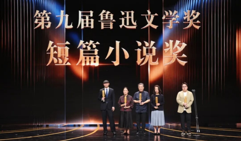 作家哲贵、何玉茹、储福金、艾玛、班宇（从左至右）上台领奖，班宇作为代表发表获奖感言
