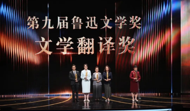 蒲隆（由顾真代领）、张芸、刘洪波、袁筱一、戴从容（从左至右）上台领奖，戴从容作为代表发表获奖感言