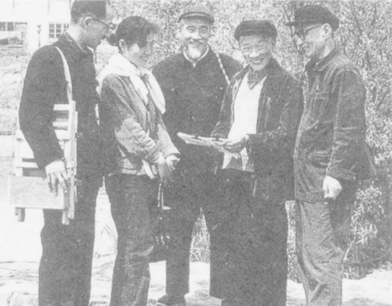林风眠（右二）与关良等在上海市郊写生（约1950年代）