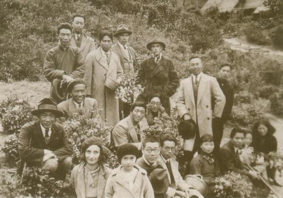 1936年林风眠带领杭州国立艺专教师们到超山郊游并凭吊吴昌硕墓（前排左起为林风眠、妻子艾丽丝、女儿蒂娜）林风眠（约1930年代）