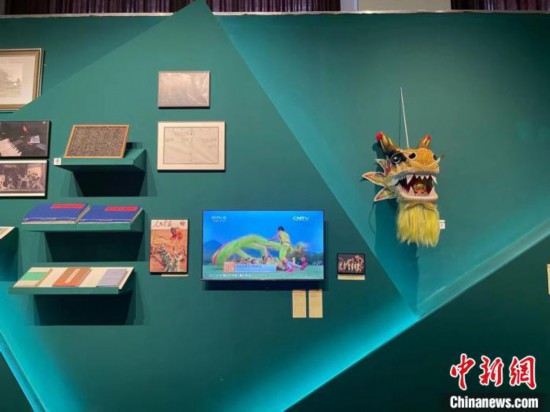 除了画作、雕塑等,非遗也在现场展出。 童笑雨 摄 除了画作、雕塑等,非遗也在现场展出。 童笑雨 摄