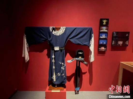 现场展出的戏服。 童笑雨 摄 现场展出的戏服。 童笑雨 摄