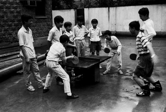 龚建华《打乒乓》 44×66cm 摄影 1995 中华艺术宫（上海美术馆）藏