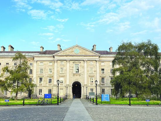 都柏林圣三一学院：都柏林圣三一学院成立于1592年，由英国女王伊丽莎白一世创办，至今已有400多年的历史。作为爱尔兰最古老的大学，这里培养了一批享誉世界的人才。