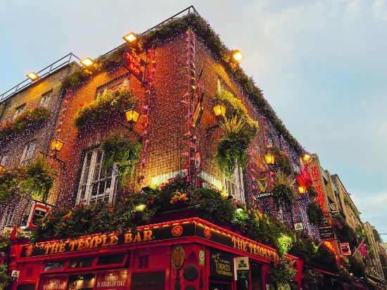 圣殿酒吧：都柏林有上千家酒吧，每到傍晚时分，市中心的圣殿酒吧（Temple Bar）街区总是热闹非凡，人数最多的恐怕要数同名的圣殿酒吧。