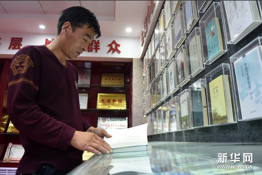 7月13日,康鹏飞在西吉县文联翻看书籍.