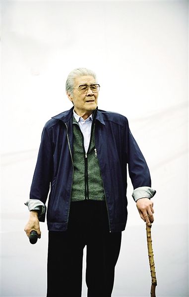 人艺排大讼师90后蓝天野坐镇