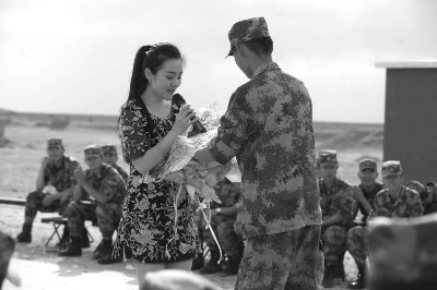 当东方团遇上东风人中国东方歌舞团走进酒泉卫星发射中心慰问演出