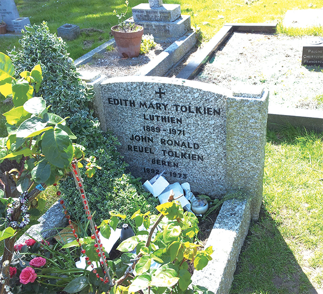 托尔金夫妇的墓碑镌有贝伦与露西恩之名