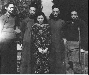 赵瑞蕻在(右二)杨苡(右三)夫妇一集杨苡哥哥杨宪益,戴乃迭与战友萧