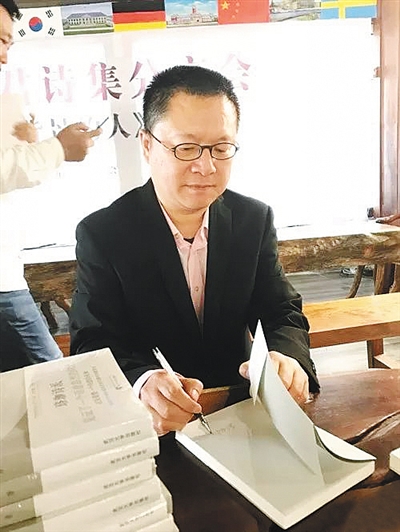 李少君在分享会现场为读者签名诗人李少君是海南建省后的第一批"闯海