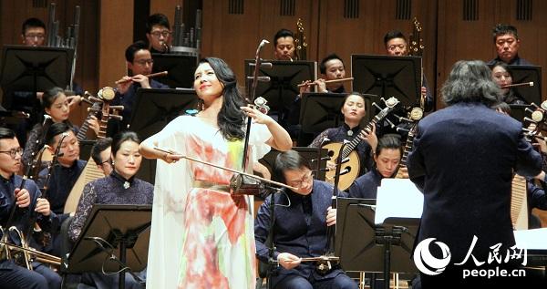 二胡演奏家马晓晖与乐队一起演奏《梁祝》。记者 任彦摄