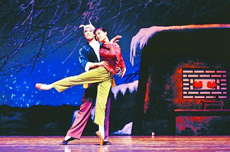 上海芭蕾舞团红色经典《白毛女》表演喜儿和大春的双人舞.