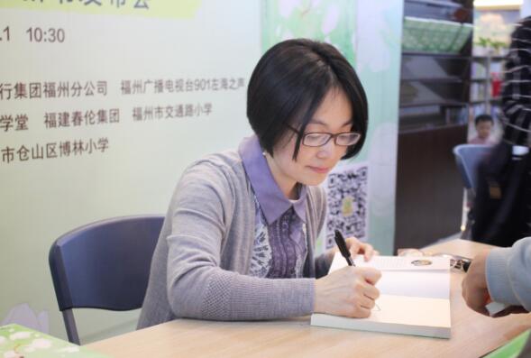 活动现场,作者晓月为读者签名.