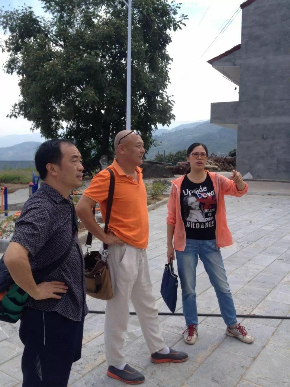 羊角岩(左)和艺术总监董锋(中)与《好日子》剧中原型人物"第一书" "