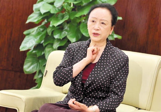 张抗抗:跟着市场是我们要引领市场