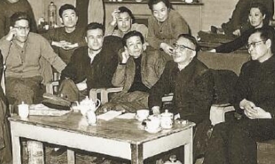 1963年4月2日，老舍（前排右二）观看《茶馆》排练后与演职人员交谈