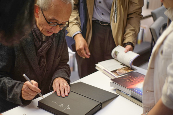 陈传兴岸萤在萤光流动中走进这本迷宫