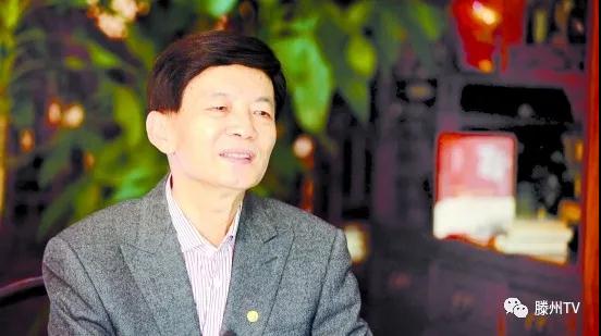 张家军少将脑后盘着发髻,身着斜襟大褂,踮着一双小脚,站在村口的小路