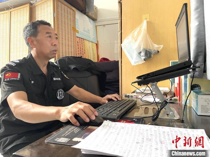 李世伟用电脑打字 马芙蓉 摄