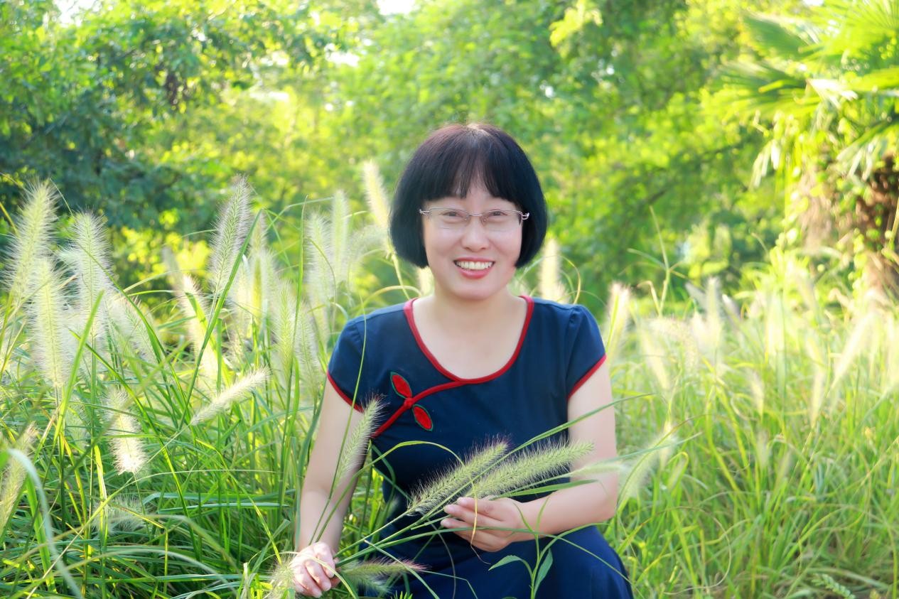 毛芦芦，浙江省作家协会儿童文学创作委员会副主任，六次获得冰心儿童文学奖。