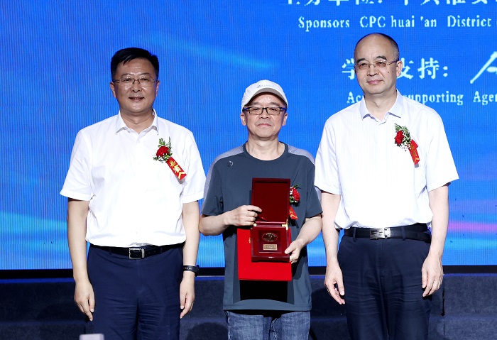 中国作家协会党组成员、副主席、书记处书记吴义勤，中共淮安市委常委、宣传部部长李森为叶舟颁奖